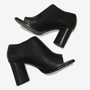Donald J Pliner Vero Cuoio Peep Toe Booties 8.5M